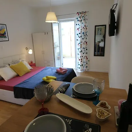 Queen Corner Apartment *