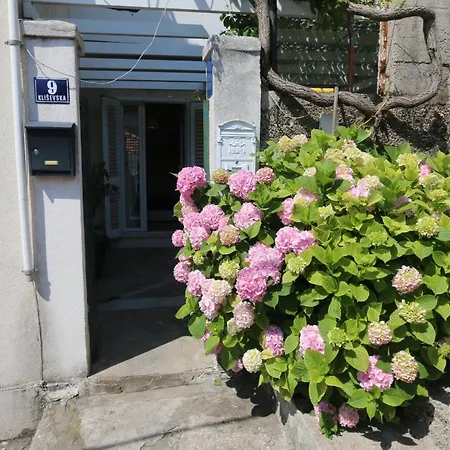 Queen Corner Apartment *